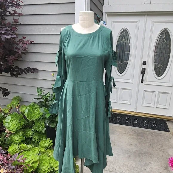 Gorgeous BCBG brand emerald green dress peek a boo arms and shoulders size
